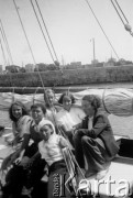 Lipiec 1932, Gdynia, Polska.
Kurs żeglarski dla harcerek na pokładzie szkoleniowego jachtu 