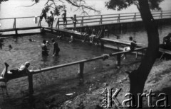 1934, Wileńskie woj., Polska.
Słuchacze Seminarium Nauczycielskiego (?) na wycieczce do Karmazyn, kąpielisko i plaża nad jeziorem.
Fot. NN, zbiory Ośrodka KARTA, udostępniła Aldona Nikoniuk.

