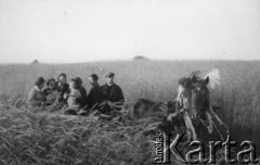 1934, Wileńskie woj., Polska.
Słuchacze Seminarium Nauczycielskiego (?) na wycieczce do Karmazyn.
Fot. NN, zbiory Ośrodka KARTA, udostępniła Aldona Nikoniuk.

