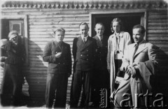 1936-1939, Wilejka, Wileńskie woj., Polska.
Nauczyciele i uczniowie z gimnazjum w Wilejce przed chałupą, w której jadali obiady, druga z prawej stoi nauczycielka gimnastyki Aldona Jackiewicz.
Fot. NN, zbiory Ośrodka KARTA, udostępniła Aldona Nikoniuk.

