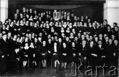 31.01.1938, Wilejka, Wileńskie woj., Polska.
Szkolna zabawa, uczniowie i grono pedagogiczne gimnazjum, m.in. Winiarski (nauczyciel historii) siedzi w pierwszym rzędzie trzeci od lewej i Wołowicz, siedzi pierwszy z prawej.
Fot. NN, zbiory Ośrodka KARTA, udostępniła Aldona Nikoniuk.

