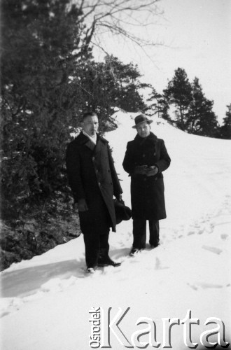 1936-1939, Wilejka, Wileńskie woj., Polska.
Nauczyciele z gimnazjum w Wilejce, z lewej stoi matematyk.
Fot. NN, zbiory Ośrodka KARTA, udostępniła Aldona Nikoniuk.

