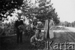 1936-1939, Wilejka, Wileńskie woj., Polska.
Aldona Jackiewicz [w środku] z siostrą Stefanią Jackiewicz i kolegami, nauczycielami z wilejskiego gimnazjum.
Fot. NN, zbiory Ośrodka KARTA, udostępniła Aldona Nikoniuk.

