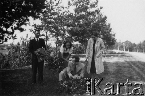 1936-1939, Wilejka, Wileńskie woj., Polska.
Aldona Jackiewicz [w środku] z siostrą Stefanią Jackiewicz i kolegami, nauczycielami z wilejskiego gimnazjum.
Fot. NN, zbiory Ośrodka KARTA, udostępniła Aldona Nikoniuk.

