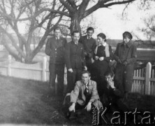 1936-1939, Wilejka, Wileńskie woj., Polska.
Uczniowie gimnazjum w Wilejce z nauczycielem.
Fot. NN, zbiory Ośrodka KARTA, udostępniła Aldona Nikoniuk.

