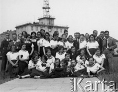 1936-1939, Gdynia, Polska.
Uczniowie z gimnazjum w Wilejce na wycieczce w Gdyni, z tyłu czwarta od lewej stoi nauczycielka wychowania fizycznego Aldona Jackiewicz.
Fot. NN, zbiory Ośrodka KARTA, udostępniła Aldona Nikoniuk.

