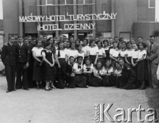 1936-1939, Wilejka, Wileńskie woj., Polska.
Uczniowie z gimnazjum w Wilejce na wycieczce w Gdyni, przed hotelem, napis nad drzwiami budynku: 