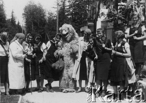 10.06.1939, Zakopane, Polska.
Uczennice gimnazjum w Wilejce z miśkiem.
Fot. NN, zbiory Ośrodka KARTA, udostępniła Aldona Nikoniuk.

