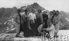 10.06.1939, Zakopane, Polska.
Uczennice i nauczycielki z gimnazjum w Wilejce na Kasprowym Wierchu, czwarta od lewej stoi Aldona Jackiewicz.
Fot. NN, zbiory Ośrodka KARTA, udostępniła Aldona Nikoniuk.

