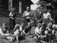 11.06.1939, Tęgoborza k/Rożnowa, Polska.
Uczennice i nauczyciele z gimnazjum w Wilejce na wycieczce, druga od lewej stoi Aldona Jackiewicz.
Fot. NN, zbiory Ośrodka KARTA, udostępniła Aldona Nikoniuk.

