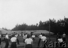 Lipiec- 15.08.1939, Garczyn k/Kościerzyny, Pomorskie woj., Polska.
Uczestniczki obozu Przysposobienia Wojskowego Kobiet, mecz siatkówki.
Fot. NN, zbiory Ośrodka KARTA, udostępniła Aldona Nikoniuk.

