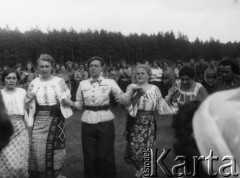 Lipiec- 15.08.1939, Garczyn k/Kościerzyny, Pomorskie woj., Polska.
Uczestniczki obozu Przysposobienia Wojskowego Kobiet, występ zespołu folklorystycznego.
Fot. Szlagowski, zbiory Ośrodka KARTA, udostępniła Aldona Nikoniuk.

