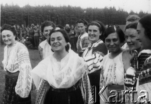Lipiec- 15.08.1939, Garczyn k/Kościerzyny, Pomorskie woj., Polska.
Uczestniczki obozu Przysposobienia Wojskowego Kobiet, zespół folklorystyczny.
Fot. Szlagowski, zbiory Ośrodka KARTA, udostępniła Aldona Nikoniuk.

