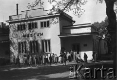 Lata 50-60-te, Białowieża, Białostockie woj., Polska.
Uczennice Liceum Pedagogicznego w Giżycku przed budynkiem muzem Białowieskiego Parku Narodowego.
Fot. NN, zbiory Ośrodka KARTA, udostępniła Aldona Nikoniuk.