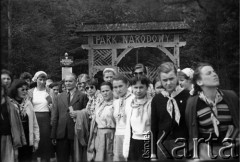 Lata 50-60-te, Białowieża, Białostockie woj., Polska.
Uczennice  Liceum Pedagogicznego w Giżycku na wycieczce, z lewej obok przewodnika stoi nauczycielka wychowania fizycznego Aldona Jackiewicz, w tle brama Parku Narodowego.
Fot. NN, zbiory Ośrodka KARTA, udostępniła Aldona Nikoniuk.