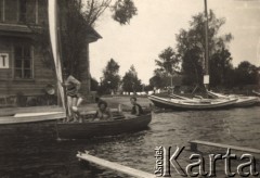 Lipiec 1931, Troki, Wileńskie woj., Polska.
Obóz harcerski i kurs żeglarski dla uczennic trockiego Seminarium Nauczycielskiego.
Fot. NN, zbiory Ośrodka KARTA, udostępniła Aldona Nikoniuk.



