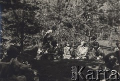 Lipiec 1931, Troki okolice, Wileńskie woj., Polska.
Obóz harcerski i kurs żeglarski dla uczennic Seminarium Nauczycielskiego.
Fot. NN, zbiory Ośrodka KARTA, udostępniła Aldona Nikoniuk.



