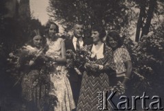 1933, Troki, Wileńskie woj., Polska.
Uczniowie i nauczycielki Seminarium Nauczycielskiego, druga od lewej stoi nauczycielka wychowania fizycznego Aldona Jackiewicz, druga od prawej matematyczka Janina Łuczyńska.
Fot. NN, zbiory Ośrodka KARTA, udostępniła Aldona Nikoniuk.



