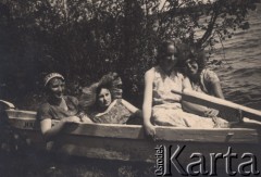 1933, Troki, Wileńskie woj., Polska.
Uczennice i nauczycielki Seminarium Nauczycielskiego, druga od prawej siedzi nauczycielka wychowania fizycznego Aldona Jackiewicz.
Fot. NN, zbiory Ośrodka KARTA, udostępniła Aldona Nikoniuk.

