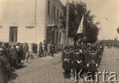 1.09.1931-1936, Troki, Wileńskie woj., Polska.
Seminarium Nauczycielskie, rozpoczęcie roku szkolnego, uczennice ze sztandarem szkoły.
Fot. NN, zbiory Ośrodka KARTA, udostępniła Aldona Nikoniuk.



