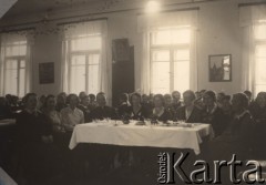 1931-1936, Troki, Wileńskie woj., Polska.
Seminarium Nauczycielskie, stołówka, stół nauczycieli, siedzą od lewej: NN, NN, Aldona Jackiewicz, nauczycielka wychowania fizycznego, ksiądz prefekt Wiktor Kutrzebski, Janina Łuczyńska, matematyczka.
Fot. NN, zbiory Ośrodka KARTA, udostępniła Aldona Nikoniuk.

