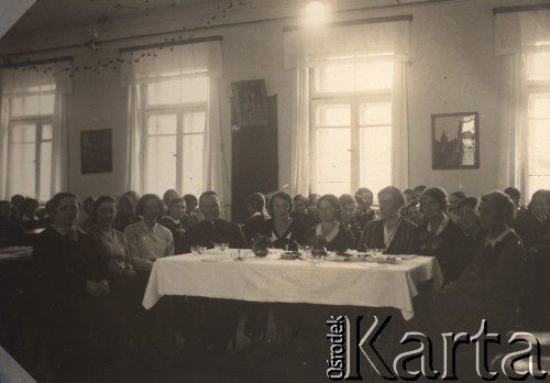 1931-1936, Troki, Wileńskie woj., Polska.
Seminarium Nauczycielskie, stołówka, stół nauczycieli, siedzą od lewej: NN, NN, Aldona Jackiewicz, nauczycielka wychowania fizycznego, ksiądz prefekt Wiktor Kutrzebski, Janina Łuczyńska, matematyczka.
Fot. NN, zbiory Ośrodka KARTA, udostępniła Aldona Nikoniuk.

