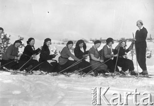 1931-1936, Troki, Wileńskie woj., Polska.
Nauczycielka wychowania fizycznego Aldona Jackiewicz i uczennice Seminarium Nauczycielskiego podczas kursu narciarskiego.
Fot. NN, zbiory Ośrodka KARTA, udostępniła Aldona Nikoniuk.



