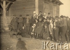 1932, Podumble, Wileńskie woj., Polska.
Uczniowie Seminarium Nauczycielskiego podczas odwiedzin w strażnicy Korpusu Ochrony Pogranicza, na zdjęciu m.in. nauczycielki Aldona Jackiewicz i Jadwiga Łuczyńska.
Fot. NN, zbiory Ośrodka KARTA, udostępniła Aldona Nikoniuk.


