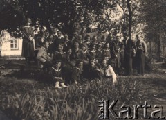 1931-1936,Troki, Wileńskie woj., Polska.
Seminarium Nauczycielskie, zakończenie roku szkolnego, uczniowie z nauczycielką.
Fot. NN, zbiory Ośrodka KARTA, udostępniła Aldona Nikoniuk.


