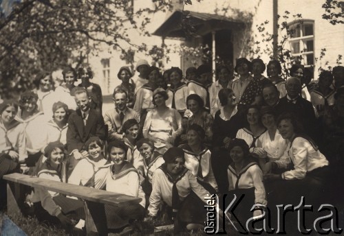 1931-1936,Troki, Wileńskie woj., Polska.
Seminarium Nauczycielskie, zakończenie roku szkolnego, uczeniowie i nauczyciele, na zdjęcium.in. ksiądz prefekt Wiktor Kutrzebski, nauczycielka matematyki Janina Łuczyńska i nauczycielka wychowania fizycznego Aldona Jackiewicz, w tle budynek szkoły.
Fot. NN, zbiory Ośrodka KARTA, udostępniła Aldona Nikoniuk.


