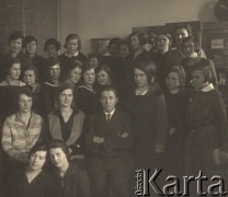 1931-1936, Troki, Wileńskie woj., Polska.
Seminarium Nauczycielskie, uczennice i nauczyciele, siedzą od lewej: Janina Łuczyńska, nauczycielka matematyki, Maria Chmielnicka, polonistka, Ludwik Jaworski, nauczyciel biologii.
Fot. NN, zbiory Ośrodka KARTA, udostępniła Aldona Nikoniuk.


