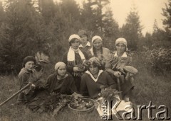 1932, Troki okolice, Wileńskie woj., Polska.
Uczennice Seminarium Nauczycielskiego w lesie podczas grzybobrania.
Fot. NN, zbiory Ośrodka KARTA, udostępniła Aldona Nikoniuk.


