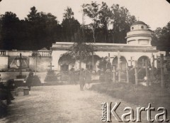 1935-1936, Lwów, Polska.
Uczennice Seminarium Nauczycielskiego w Trokach na Cmentarzu Orląt Lwowskich.
Fot. NN, zbiory Ośrodka KARTA, udostępniła Aldona Nikoniuk.





