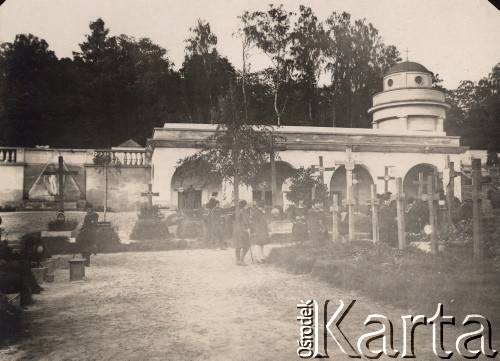 1935-1936, Lwów, Polska.
Uczennice Seminarium Nauczycielskiego w Trokach na Cmentarzu Orląt Lwowskich.
Fot. NN, zbiory Ośrodka KARTA, udostępniła Aldona Nikoniuk.




