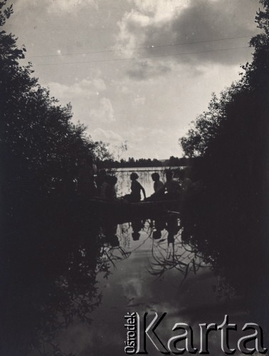 16.07.1933, Troki, Wileńskie woj., Polska.
Uczennice Seminarium Nauczycielskiego w łódce na jeziorze.
Fot. NN, zbiory Ośrodka KARTA, udostępniła Aldona Nikoniuk.


