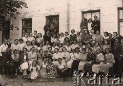 1936, Troki, Wileńskie woj., Polska.
Seminarium Nauczycielskie, zakończenie roku szkolnego, nauczyciele i uczniowie z ostatniego rocznika, w 1936 roku szkołę rozwiązano.
Fot. NN, zbiory Ośrodka KARTA, udostępniła Aldona Nikoniuk.



