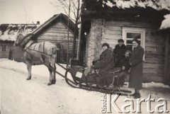 Lata 20., Polska.
Kobiety siedzące w saniach ciągniętych przez konia.
Fot. NN, zbiory Ośrodka KARTA, udostępniła Aldona Nikoniuk