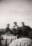 Czerwiec 1946, Kuźnica Białostocka, Polska.
Siedemnasty i ostatni transport repatriantów z Gudogaj do Łuczan. Postój na stacji w Kuźnicy.
Fot. NN, zbiory Ośrodka KARTA, udostępniła Aldona Nikoniuk.

