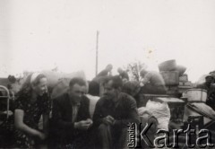 Czerwiec 1946, Kuźnica Białostocka, Polska.
Siedemnasty i ostatni transport repatriantów z Gudogaj do Łuczan. Postój na stacji w Kuźnicy. Z lewej siedzi pełnomocniczka transportu ze strony polskiej Aldona Jackiewicz, obok niej pełnomocnik rosyjski Agapow.
Fot. NN, zbiory Ośrodka KARTA, udostępniła Aldona Nikoniuk.

