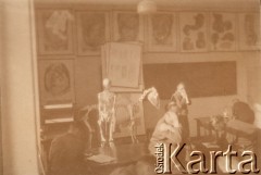1929-1931, Warszawa, Polska.
Studenci Centralnego Instytutu Wychowania Fizycznego podczas zajęć z anatomii.
Fot. NN, zbiory Ośrodka KARTA, udostępniła Aldona Nikoniuk.

