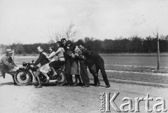1930-1931, Warszawa, Polska.
Studenci Centralnego Instytutu Wychowania Fizycznego, czwarta od prawej Aldona Jackiewicz.
Fot. NN, zbiory Ośrodka KARTA, udostępniła Aldona Nikoniuk.

