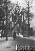 1930, Krynica, Polska.
Mistrzostwa sportów zimowych, udekorowana brama.
Fot. NN, zbiory Ośrodka KARTA, udostępniła Aldona Nikoniuk.

