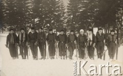 1930, Krynica, Polska.
Studenci Centralnego Instytutu Wychowania Fizycznego na treningowym obozie narciarskim, czwarta od lewej stoi Aldona Jackiewicz.
Fot. NN, zbiory Ośrodka KARTA, udostępniła Aldona Nikoniuk.

