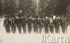 1930, Krynica, Polska.
Studenci Centralnego Instytutu Wychowania Fizycznego na treningowym obozie narciarskim, czwarta od lewej stoi Aldona Jackiewicz.
Fot. NN, zbiory Ośrodka KARTA, udostępniła Aldona Nikoniuk.

