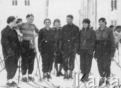 1930, Krynica, Polska.
Studenci Centralnego Instytutu Wychowania Fizycznego na treningowym obozie narciarskim, czwarta od lewej stoi Aldona Jackiewicz.
Fot. NN, zbiory Ośrodka KARTA, udostępniła Aldona Nikoniuk.

