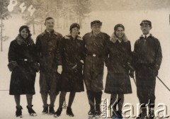 1930, Krynica, Polska.
Studenci Centralnego Instytutu Wychowania Fizycznego na treningowym obozie narciarskim, trzecia od lewej stoi Aldona Jackiewicz.
Fot. NN, zbiory Ośrodka KARTA, udostępniła Aldona Nikoniuk.

