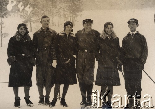 1930, Krynica, Polska.
Studenci Centralnego Instytutu Wychowania Fizycznego na treningowym obozie narciarskim, trzecia od lewej stoi Aldona Jackiewicz.
Fot. NN, zbiory Ośrodka KARTA, udostępniła Aldona Nikoniuk.

