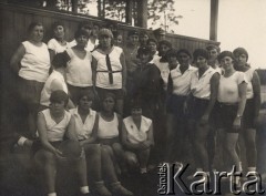 22.07.1930, Gostynin, Polska.
Studentki Centralnego Instytutu Wychowania Fizycznego na obozie treningowym, na zdjęciu m.in. Aldona Jackiewicz.
Fot. NN, zbiory Ośrodka KARTA, udostępniła Aldona Nikoniuk.

