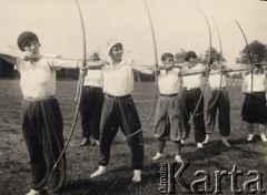 Lipiec 1930, Gostynin, Polska.
Studentki Centralnego Instytutu Wychowania Fizycznego na obozie treningowym, ćwiczenia w strzelaniu z łuku.
Fot. NN, zbiory Ośrodka KARTA, udostępniła Aldona Nikoniuk.

