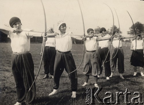 Lipiec 1930, Gostynin, Polska.
Studentki Centralnego Instytutu Wychowania Fizycznego na obozie treningowym, ćwiczenia w strzelaniu z łuku.
Fot. NN, zbiory Ośrodka KARTA, udostępniła Aldona Nikoniuk.

